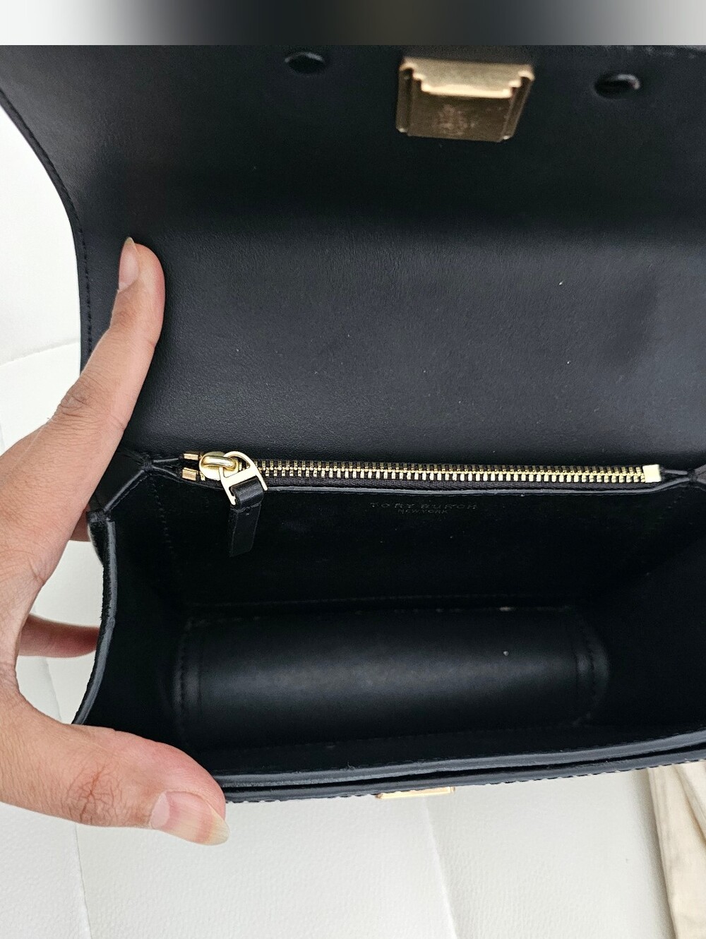 Authentic Tory Burch Black Croc-Embossed Crossbody with Gold Logoa - Picture 9 of 15